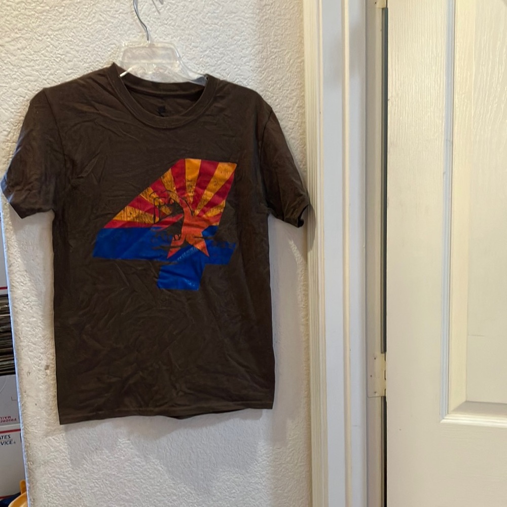 FINAL MARKDOWN Hanes graphic tee small